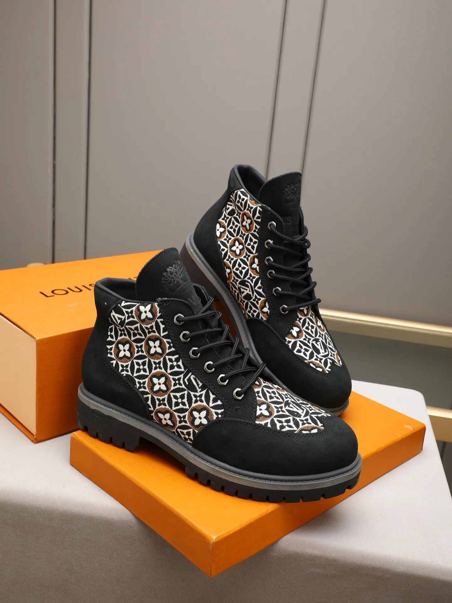 PP460 LOUIS VUITTON ss25 LV donkey brand new thick-soled lace-up big-toe shoes men's casual shoes high-top short boots. These boots are crafted from top-grain calf leather for a lightweight and comfortable fit. The thick EVA outsole is embellished with eye-catching ridges, and the trendy attitude of being both strong and soft makes it an everyday choice. ✔Upper: imported first-layer cowhide ✔Inner lining: sheep lining ✔Outsole: original molded outsole Size: 38-44 (45 customized)